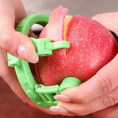 eplucheur-personne-qui-epluche-une-pomme