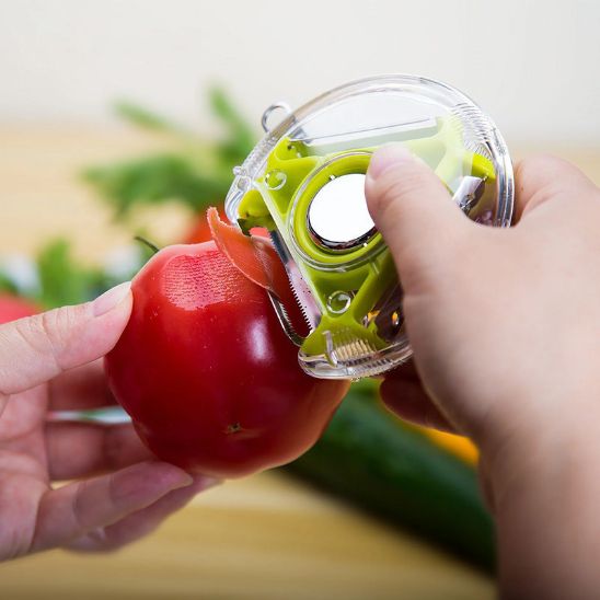eplucheur-personne-qui-epluche-une-tomate