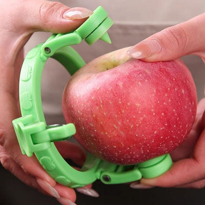 eplucheur-personne-qui-installe-l-eplucheur-sur-une-pomme