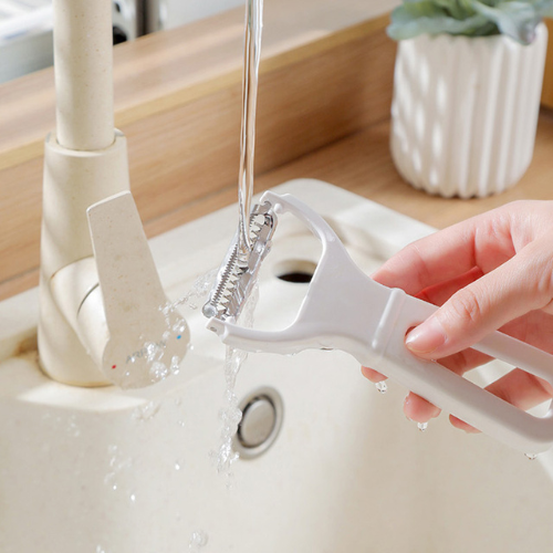 eplucheur-personne-qui-le-nettoie-sous-l-eau