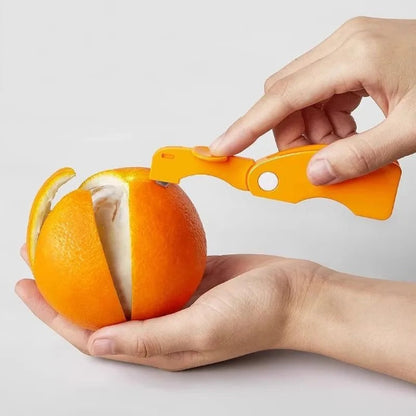 eplucheur-personne-qui-ouvre-une-orange-en-quartier