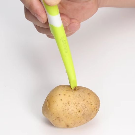 eplucheur-personne-qui-retire-les-yeux-d-une-patate