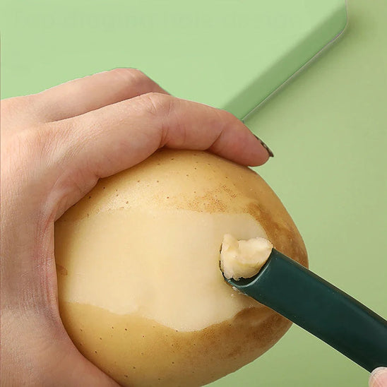 eplucheur-personne-qui-retire-un-oeil-de-une-pomme
