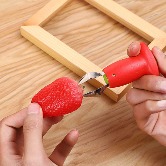eplucheur-personne-qui-va-enlever-une-queue-a-une-fraise