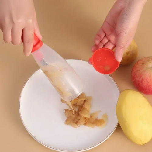eplucheur-personne-qui-vide-le-compartiment-dans-une-assiette