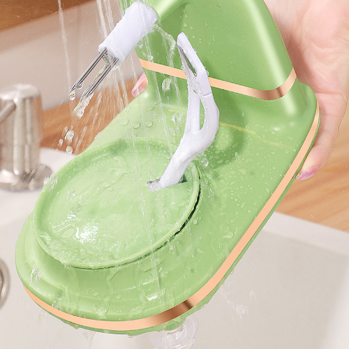 eplucheur-pomme-personne-qui-le-nettoie-sous-l-eau