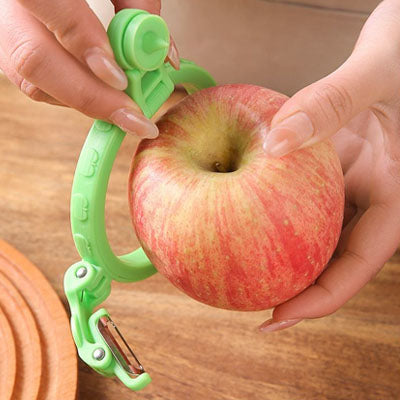 eplucheur-pomme-personne-qui-prepare-a-eplucher-une-pomme