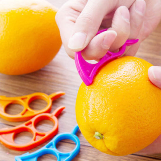eplucheur-rose-personne-qui-commence-a-eplucher-une-orange