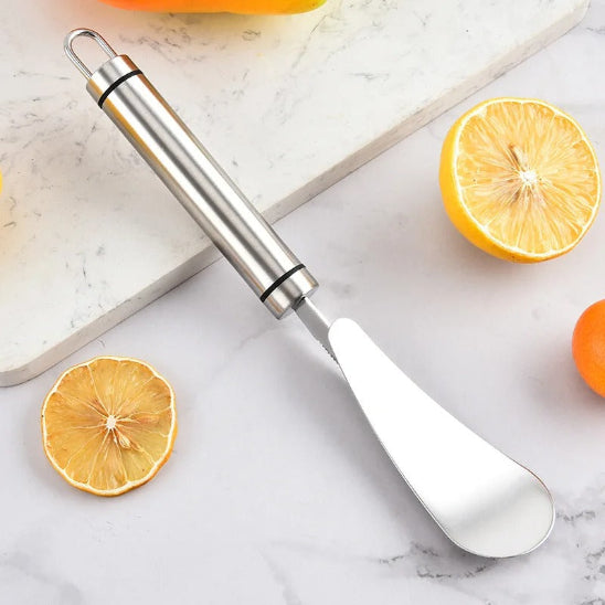 eplucheur-sur-comptoir-avec-orange
