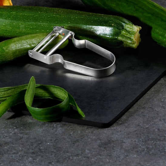 eplucheur-sur-la-table-avec-des-courgettes