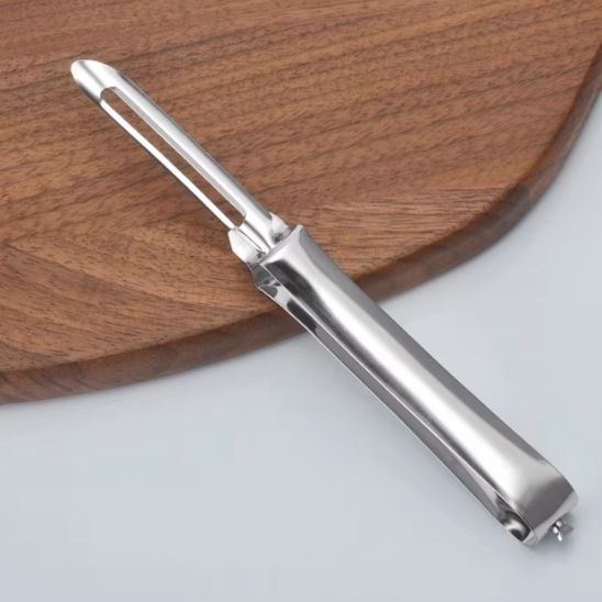 eplucheur-sur-une-planche-a-decouper