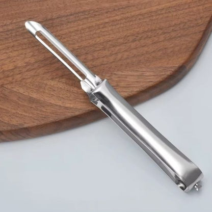 eplucheur-sur-une-planche-a-decouper