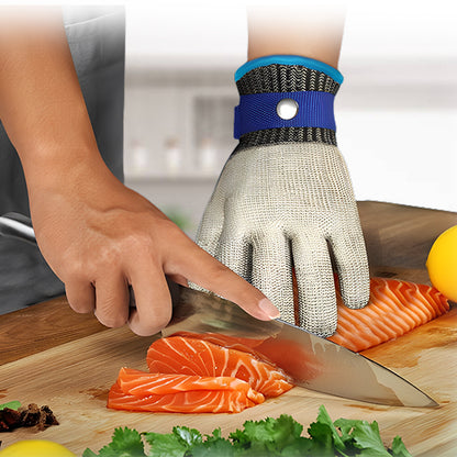 gant-en-cotte-de-maille-personne-qui-coupe-du-saumon