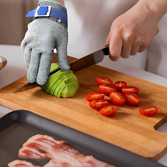 gant-en-cotte-de-maille-personne-qui-coupe-un-avocat