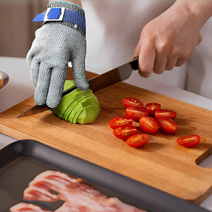 gant-en-cotte-de-maille-personne-qui-coupe-un-avocat
