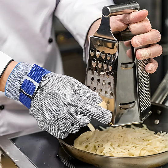 gant-en-cotte-de-maille-personne-qui-rape-du-fromage