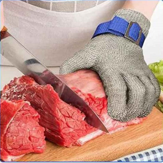 gant-en-cotte-de-maille-persoone-qui-coupe-du-boeuf