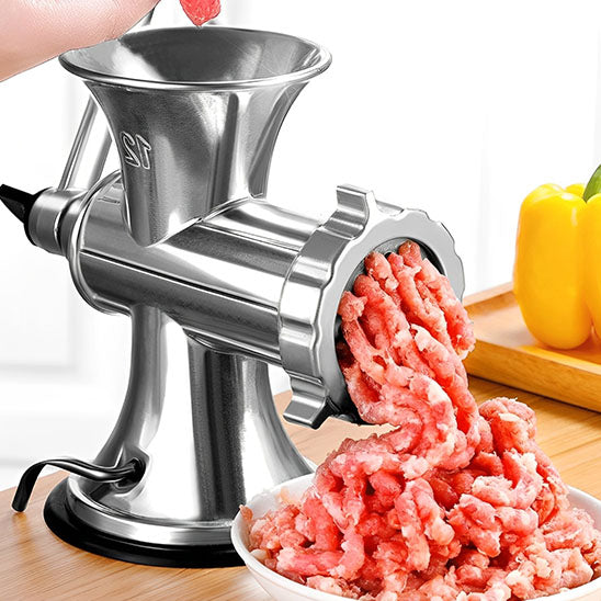 hachoir-a-viande-personne-qui-hache-de-la-viande-sur-la-table