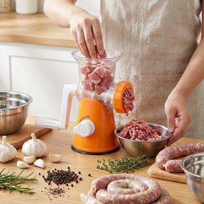 hachoir-a-viande-personne-qui-hache-du-boeuf