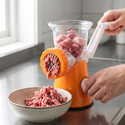 hachoir-a-viande-personne-qui-hache-du-boeuf