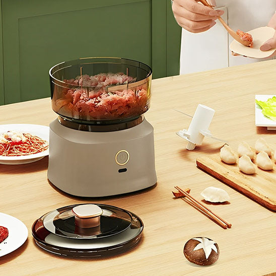 hachoir-electrique-sur-table-ouvert-avec-viande-hacher