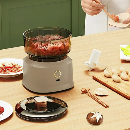 hachoir-electrique-sur-table-ouvert-avec-viande-hacher