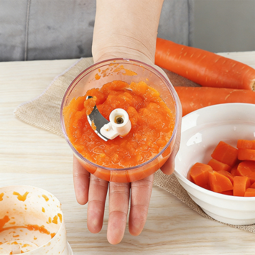 hachoir-manuel-personne-qui-a-hacher-des-carottes