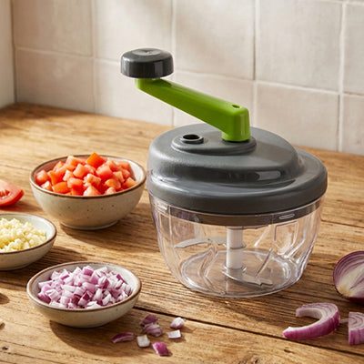 hachoir-manuel-personne-qui-a-hacher-des-legumes