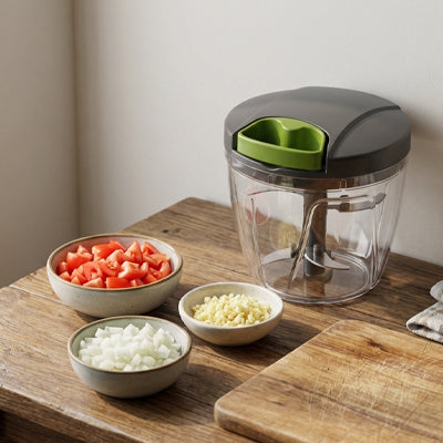 hachoir-manuel-personne-qui-a-hacher-des-legumes