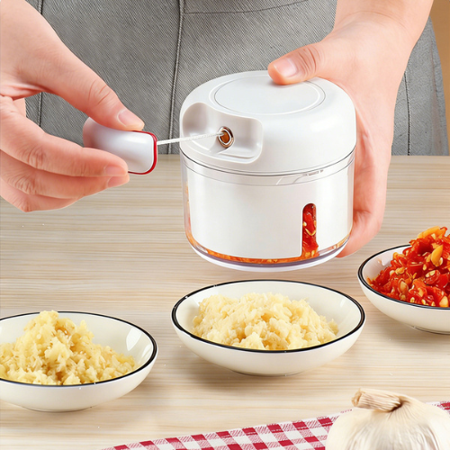 hachoir-manuel-personne-qui-hache-des-legumes-enle-tenant-dans-sa-main