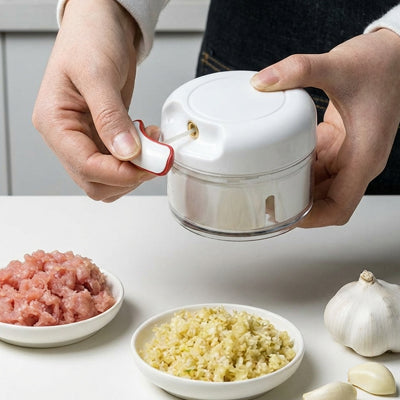 hachoir-manuel-personne-qui-hache-des-legumes