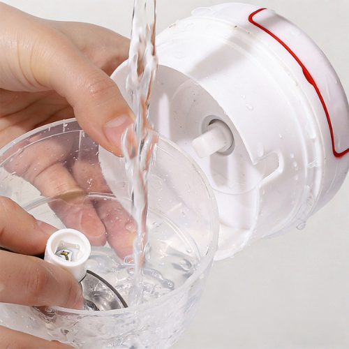 hachoir-manuel-personne-qui-le-nettoie-sous-l-eau