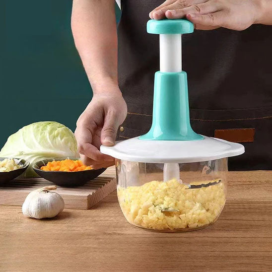 hachoir-manuel-personne-qui-pousse-le-bouton-pour-hacher-de-l-ail-sur-le-comptoir