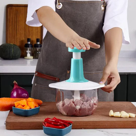 hachoir-manuel-personne-qui-pousse-le-bouton-pour-hacher-de-la-viande