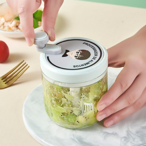 hachoir-manuel-personne-qui-prepare-de-la-guacamole