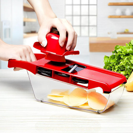 mandoline-cuisine-personne-qui-coupe-des-patates-chips