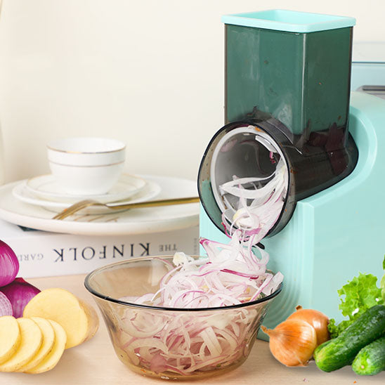 mandoline-cuisine-personne-qui-coupe-un-oignon-rouge