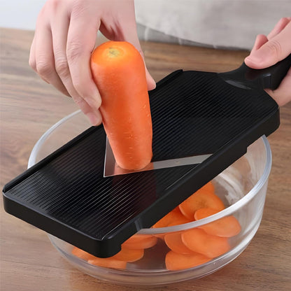 mandoline-cuisine-personne-qui-coupe-une-carotte-dans-un-bol