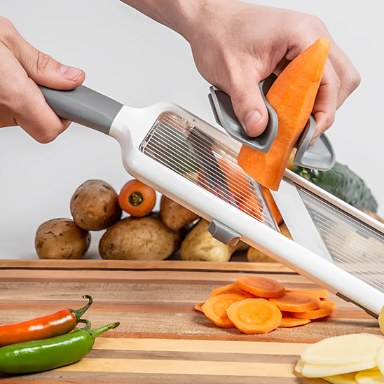 mandoline-cuisine-personne-qui-coupe-une-carotte