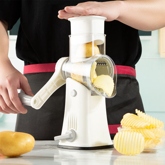 mandoline-cuisine-personne-qui-decoupe-des-patate-en-chips