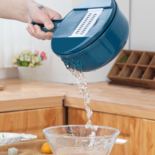 mandoline-cuisine-personne-qui-egoutte-dans-un-bol