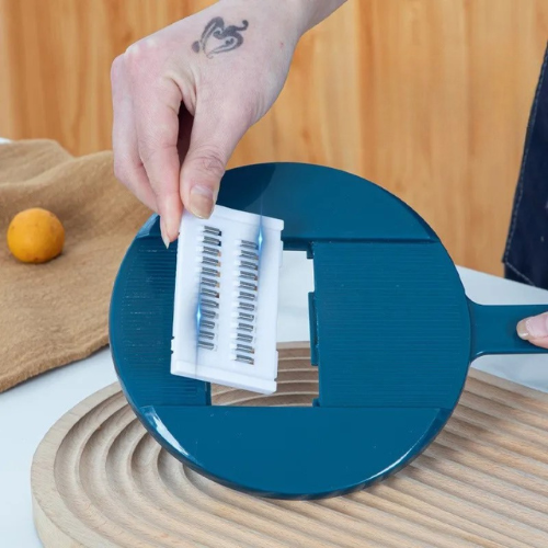 mandoline-cuisine-personne-qui-installe-une-lame