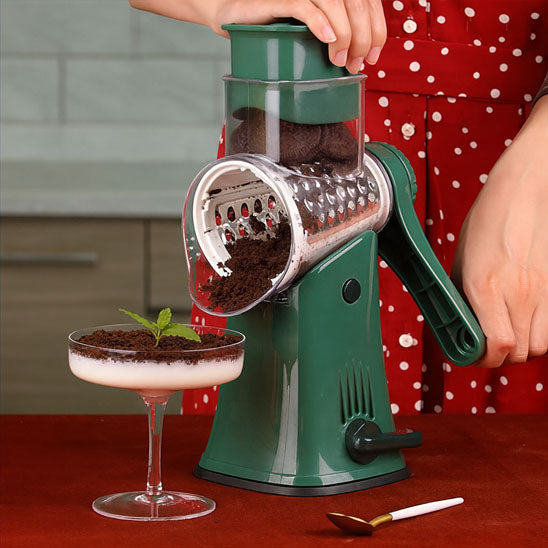 mandoline-cuisine-personne-qui-rape-du-chocolat