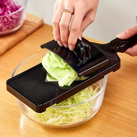 mandoline-cuisine-personne-qui-rape-du-chou-dans-un-bol