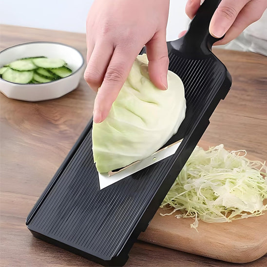 mandoline-cuisine-personne-qui-rape-du-chou-sur-une-planche