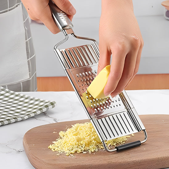 mandoline-cuisine-personne-qui-rape-du-fromage-sur-un-comptoir