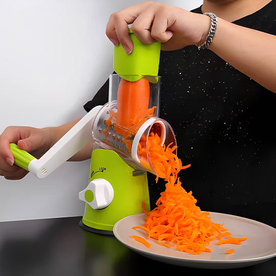 mandoline-cuisine-personne-qui-rape-une-carotte-sur-la-table