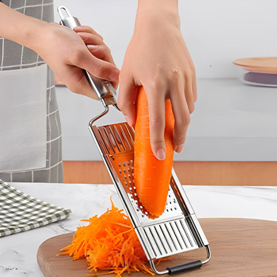mandoline-cuisine-personne-qui-rape-une-carotte