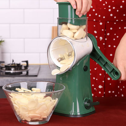 mandoline-cuisine-personne-qui-tranche-de-l-ail