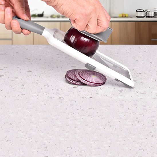 mandoline-cuisine-personne-qui-tranche-un-oignon